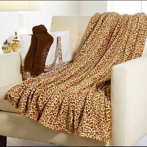 ✨ NIB ✨ 🎁 Warm & Cozy Throw/Fuzzy Sock Gift Set w/ Tote. Enjoy or give as a gift